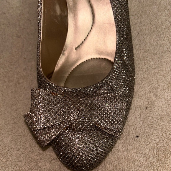 Bandolino metallic Size 7 M sparkles silver bow round toe wedge heels shoes - Picture 5 of 11